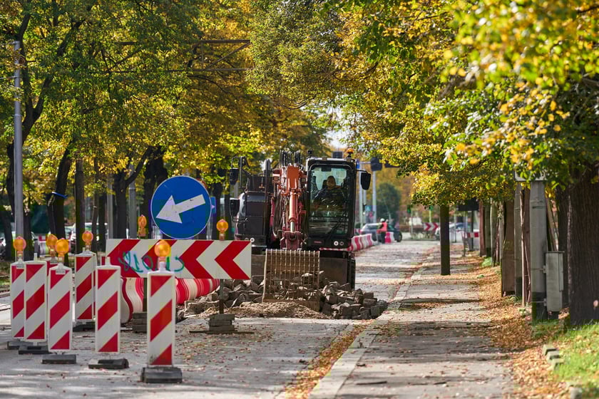 Przebudowa Powstańców Śląskich w dniu 13 października 2025 po przełożeniu ruchu na lewe pasy