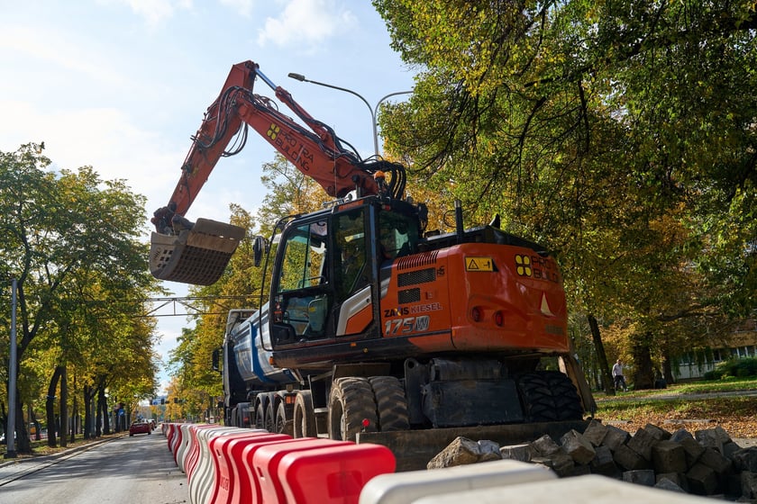 Przebudowa Powstańców Śląskich w dniu 13 października 2025 po przełożeniu ruchu na lewe pasy
