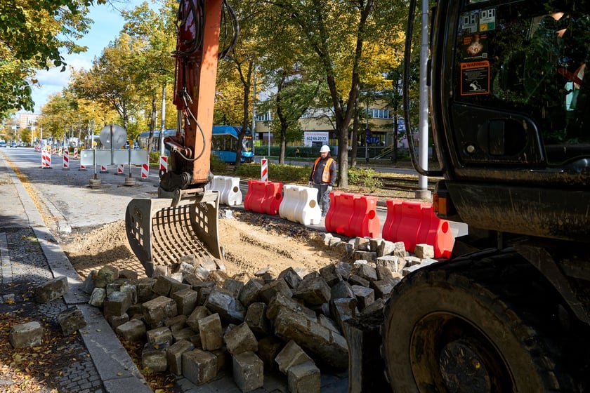 Przebudowa Powstańców Śląskich w dniu 13 października 2025 po przełożeniu ruchu na lewe pasy