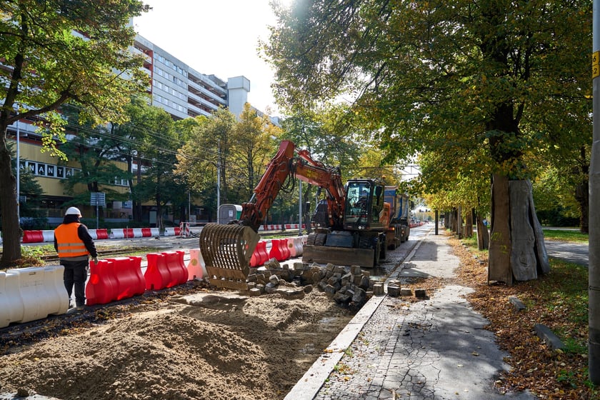 Przebudowa Powstańców Śląskich w dniu 13 października 2025 po przełożeniu ruchu na lewe pasy