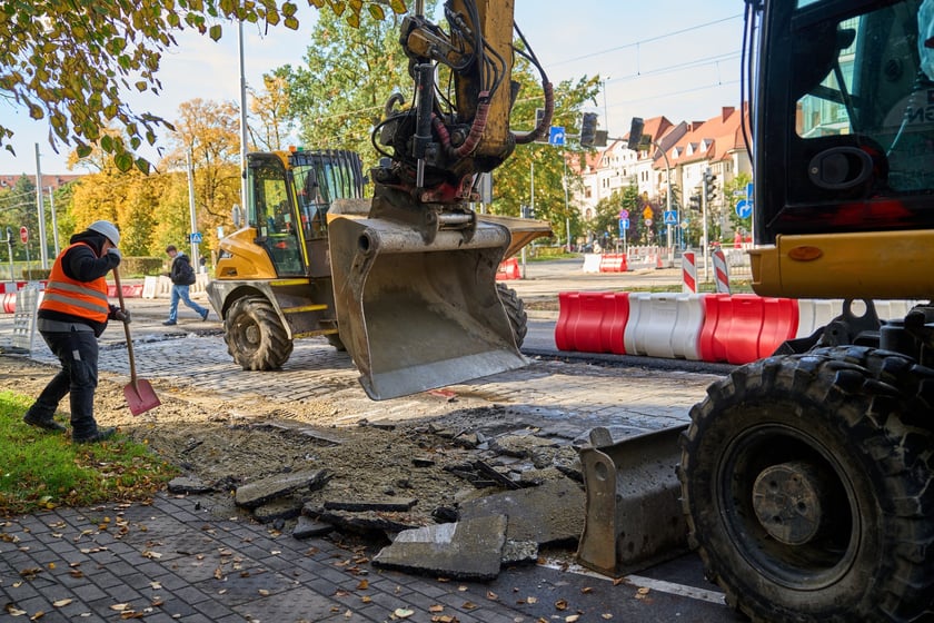 Przebudowa Powstańców Śląskich w dniu 13 października 2025 po przełożeniu ruchu na lewe pasy