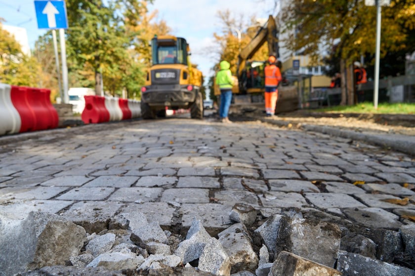 Przebudowa Powstańców Śląskich w dniu 13 października 2025 po przełożeniu ruchu na lewe pasy