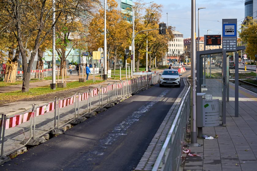 Przebudowa Powstańców Śląskich w dniu 13 października 2025 po przełożeniu ruchu na lewe pasy