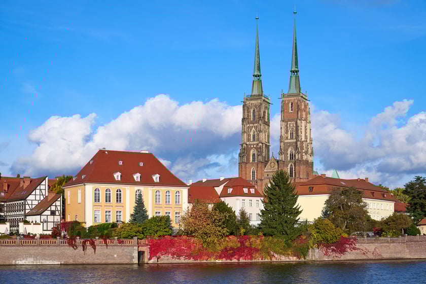 Jesień we Wrocławiu - widok na Ostr&oacute;w Tumski i katedrę
