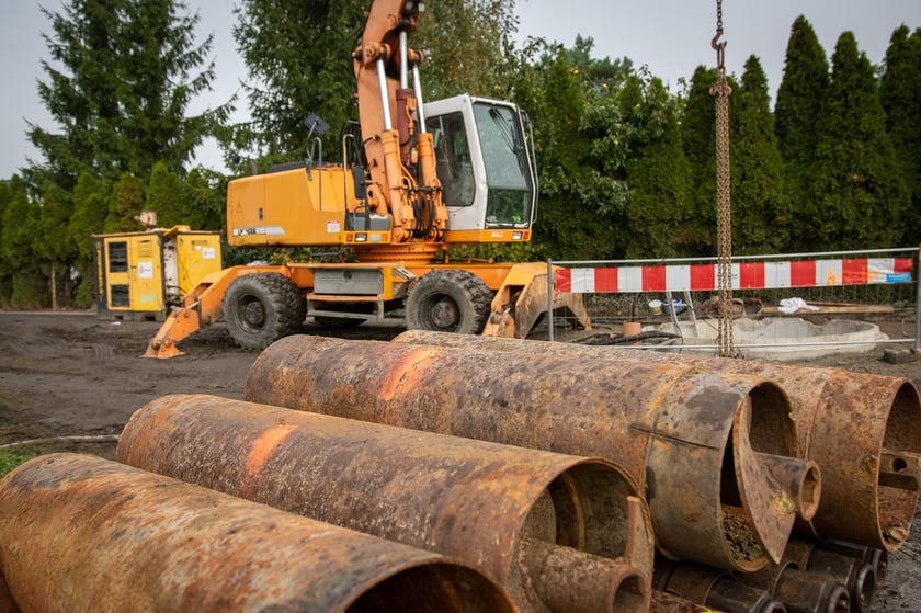 Postęp prac przy budowie kanalizacji na Kłokoczycach we Wrocławiu