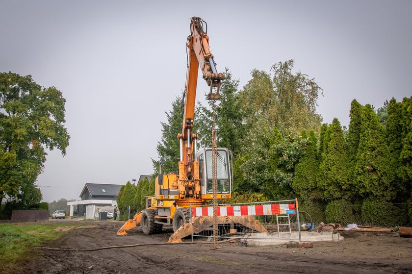 Postęp prac przy budowie kanalizacji na Kłokoczycach we Wrocławiu