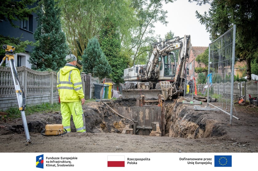 Powiększ obraz: Postęp prac przy budowie kanalizacji na Kłokoczycach we Wrocławiu