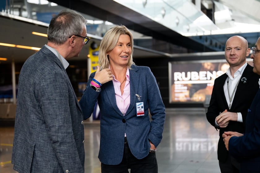 Powitanie pasażerki (4,5 mln) na lotnisku we Wrocławiu, 17 października 2025