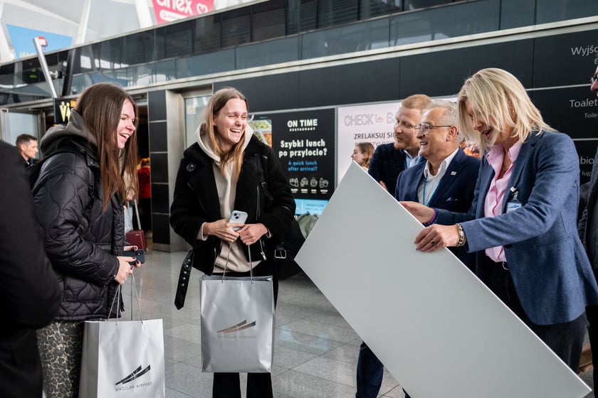 Powitanie pasażerki (4,5 mln) na lotnisku we Wrocławiu, 17 października 2025