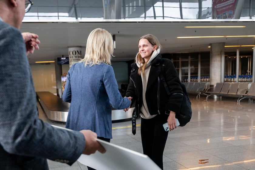 Powitanie pasażerki (4,5 mln) na lotnisku we Wrocławiu, 17 października 2025