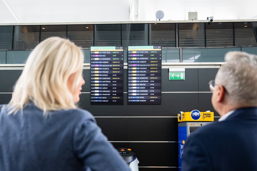 Powitanie pasażerki (4,5 mln) na lotnisku we Wrocławiu, 17 października 2025