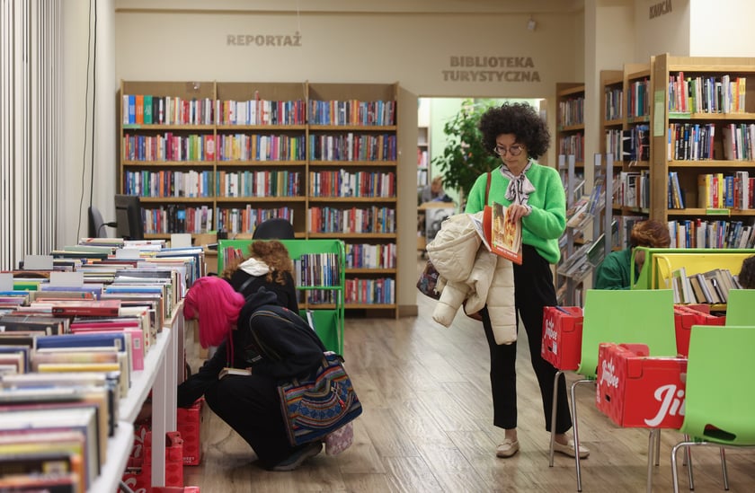 Kiermasz książek i warsztaty malowania kawa w filii Miejskiej Biblioteki Publicznej nr 57.