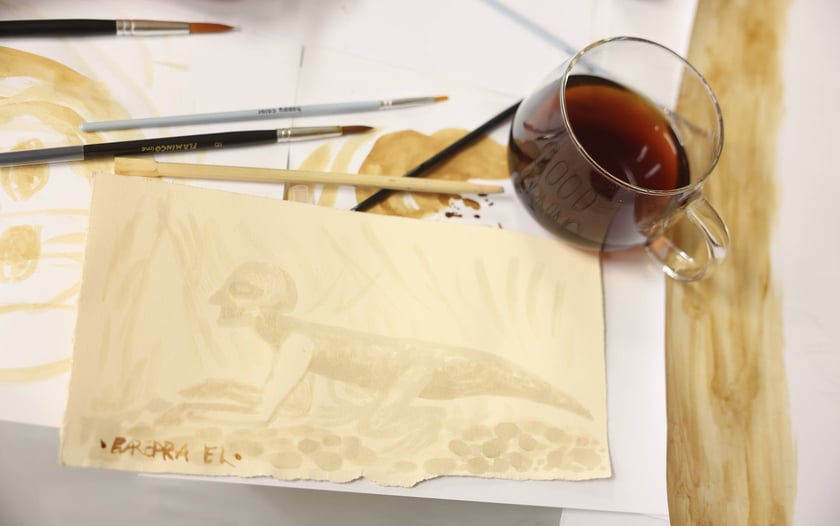 Kiermasz książek i warsztaty malowania kawa w filii Miejskiej Biblioteki Publicznej nr 57.