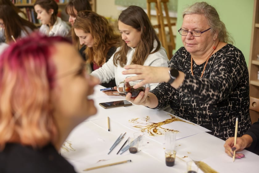 Kiermasz książek i warsztaty malowania kawa w filii Miejskiej Biblioteki Publicznej nr 57.