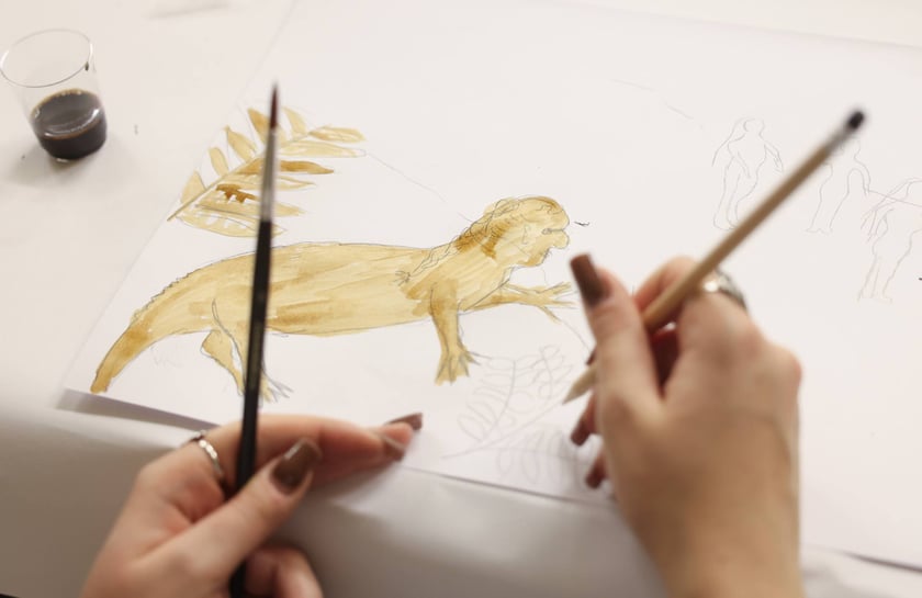 Kiermasz książek i warsztaty malowania kawa w filii Miejskiej Biblioteki Publicznej nr 57.