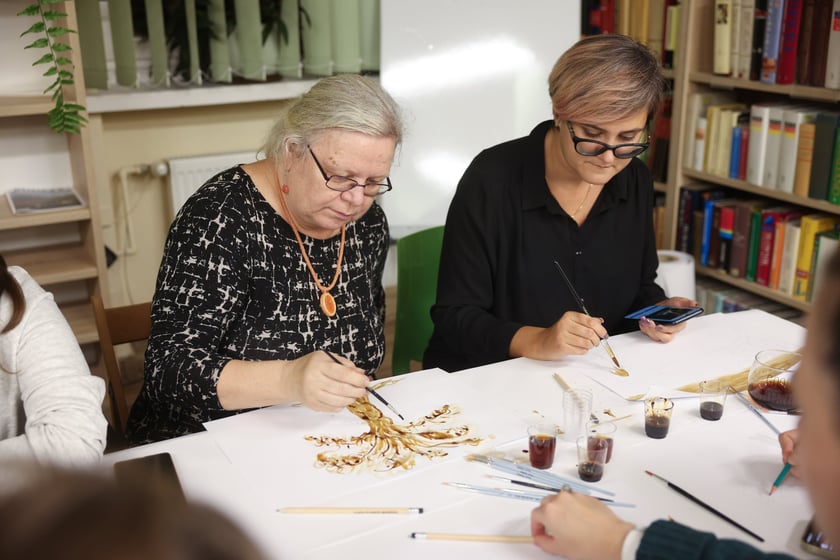 Kiermasz książek i warsztaty malowania kawa w filii Miejskiej Biblioteki Publicznej nr 57.