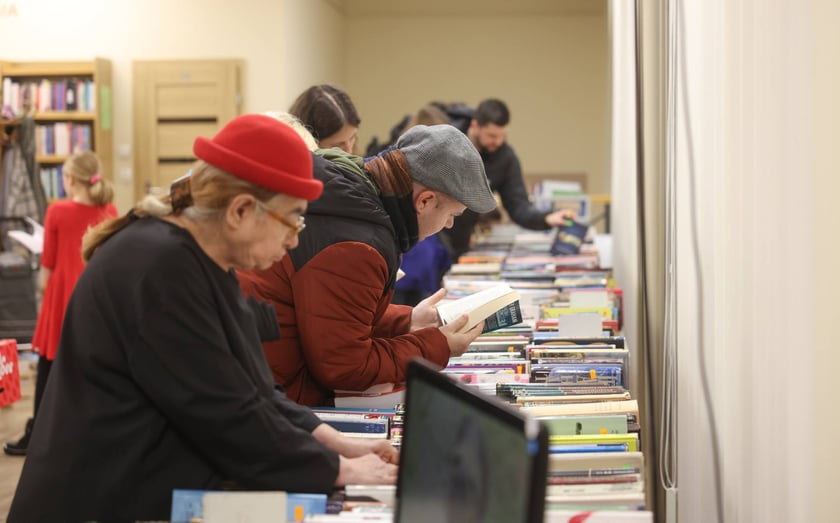 Kiermasz książek i warsztaty malowania kawa w filii Miejskiej Biblioteki Publicznej nr 57.