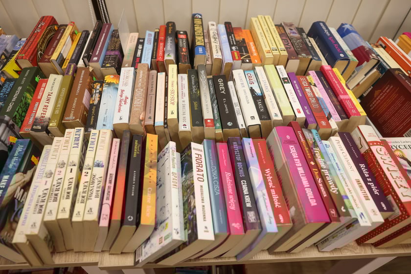 Kiermasz książek i warsztaty malowania kawa w filii Miejskiej Biblioteki Publicznej nr 57.