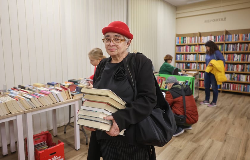 Kiermasz książek i warsztaty malowania kawa w filii Miejskiej Biblioteki Publicznej nr 57.
