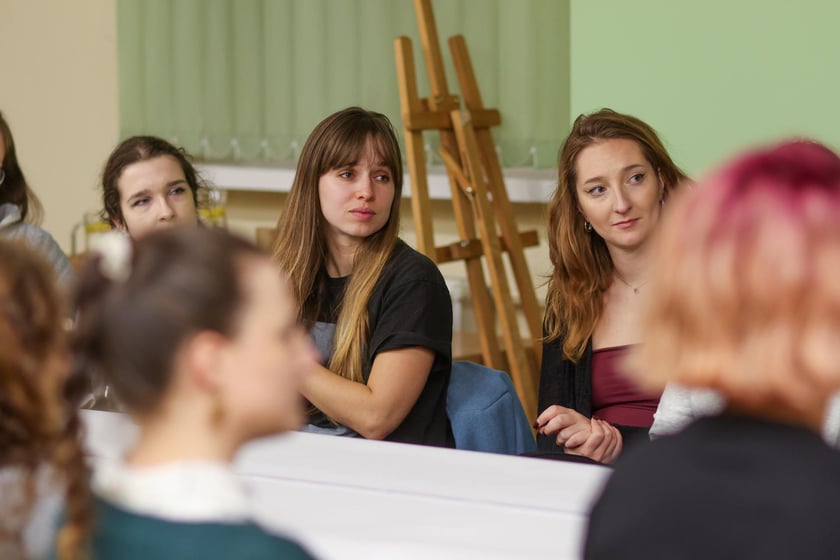 Kiermasz książek i warsztaty malowania kawa w filii Miejskiej Biblioteki Publicznej nr 57.