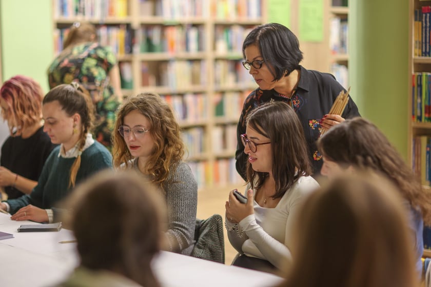 Kiermasz książek i warsztaty malowania kawa w filii Miejskiej Biblioteki Publicznej nr 57.