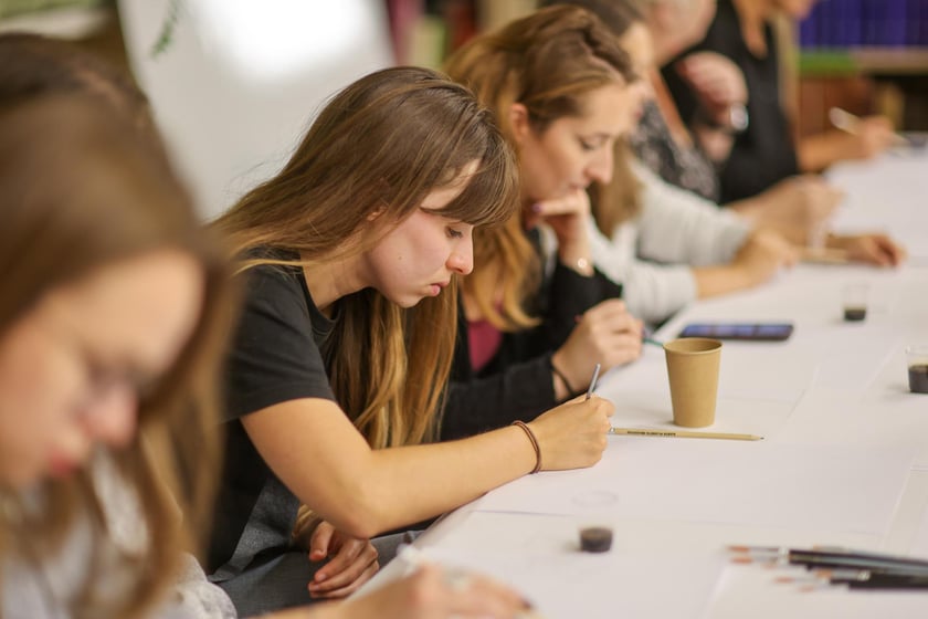 Kiermasz książek i warsztaty malowania kawa w filii Miejskiej Biblioteki Publicznej nr 57.