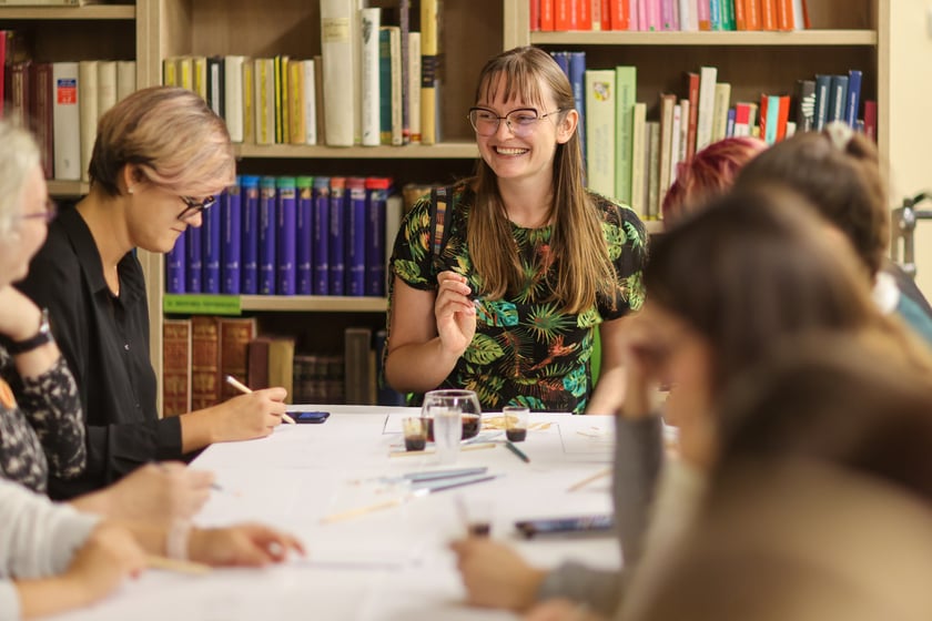 Kiermasz książek i warsztaty malowania kawa w filii Miejskiej Biblioteki Publicznej nr 57.