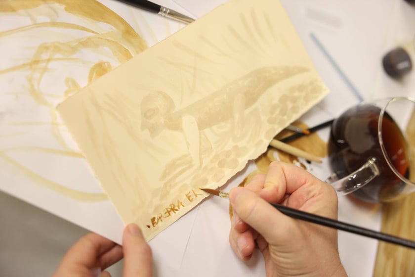 Kiermasz książek i warsztaty malowania kawa w filii Miejskiej Biblioteki Publicznej nr 57.