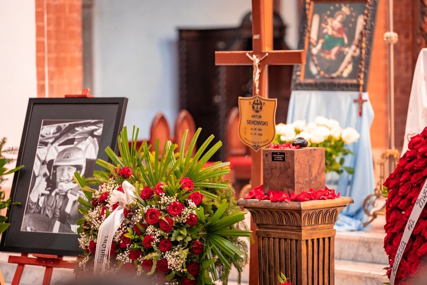 Masza żałobna i pogrzeb kierowcy rajdowego Artura Sękowskiego