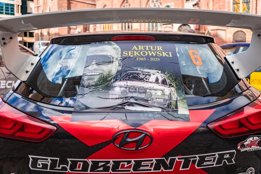 Masza żałobna i pogrzeb kierowcy rajdowego Artura Sękowskiego