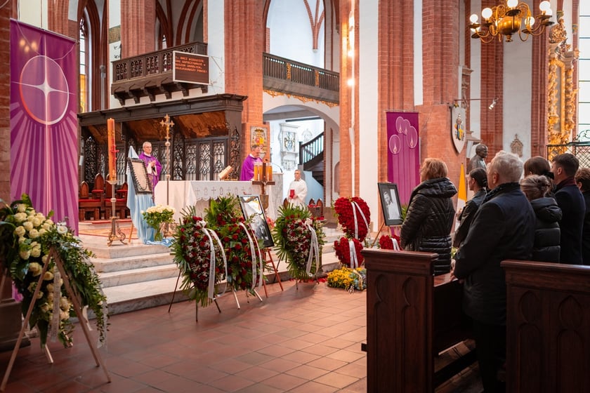 Masza żałobna i pogrzeb kierowcy rajdowego Artura Sękowskiego