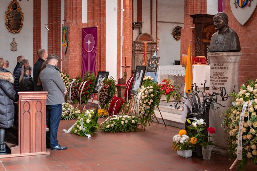 Masza żałobna i pogrzeb kierowcy rajdowego Artura Sękowskiego