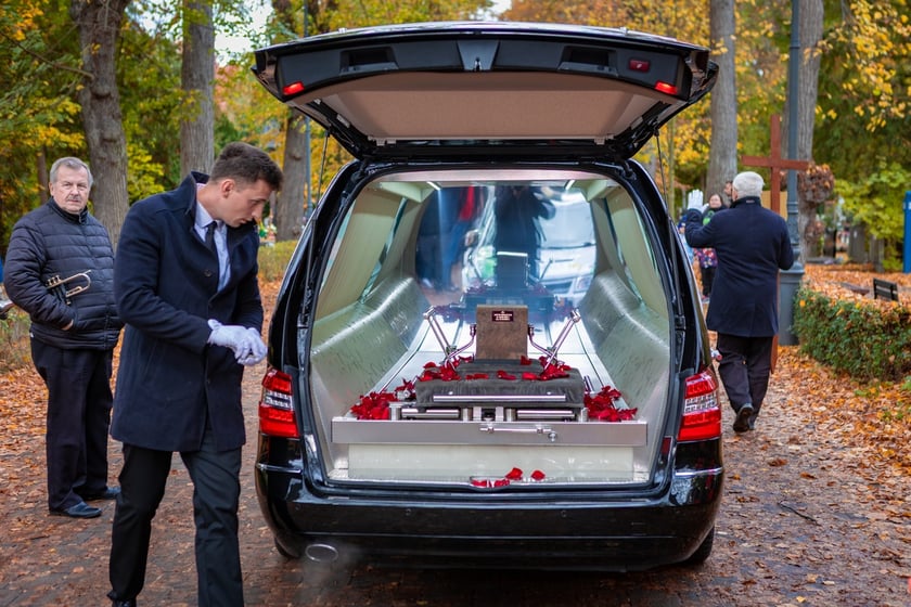 Masza żałobna i pogrzeb kierowcy rajdowego Artura Sękowskiego