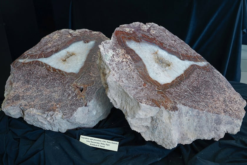 Powiększ obraz: Wystawa agatów na Jesiennych Targach Minerałów, Biżuterii i Wyrobów Jubilerskich w hali Orbita