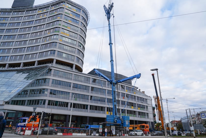 Powiększ obraz: Wymiana urządzeń klimatyzacyjnych przy użyciu żurawia na dachu Grunwaldzki Center.