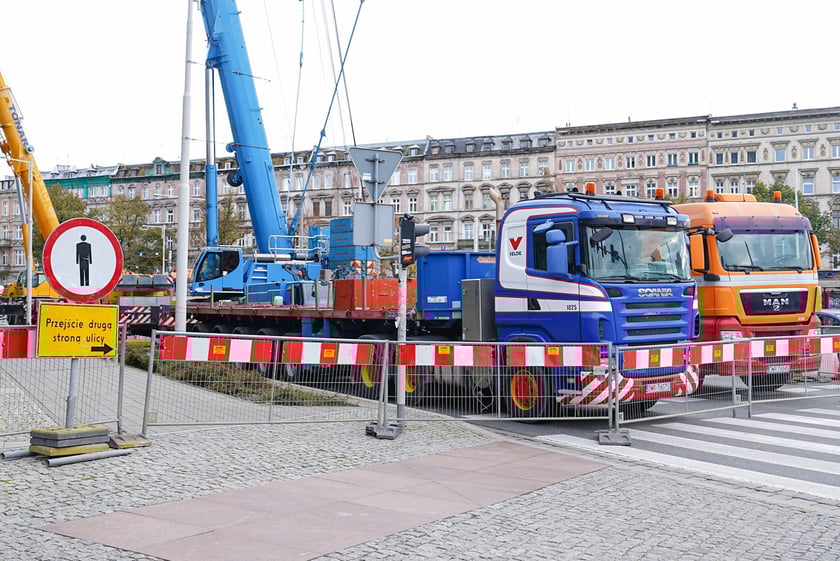 Powiększ obraz: Wymiana urządzeń klimatyzacyjnych przy użyciu żurawia na dachu Grunwaldzki Center.