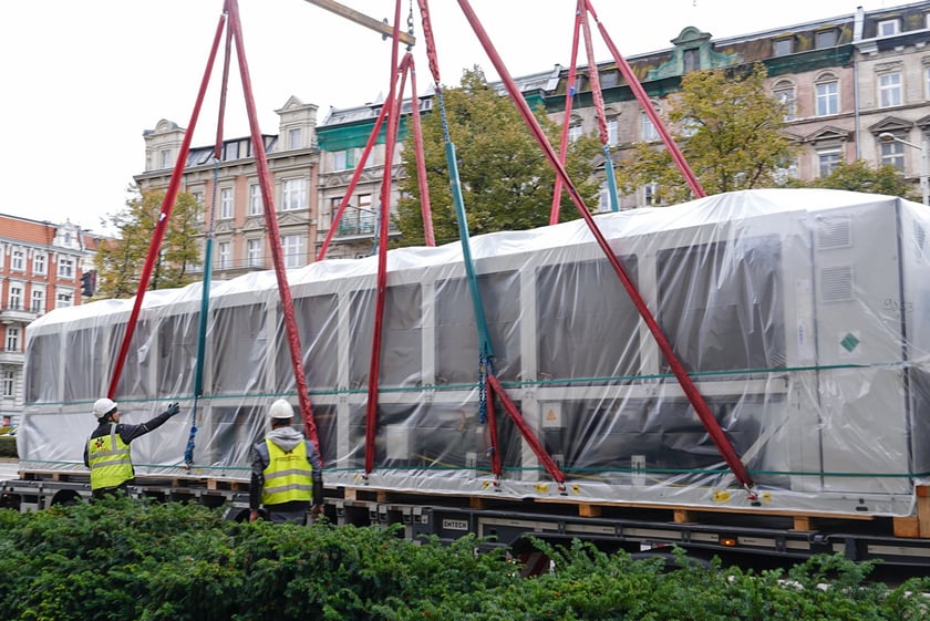 Powiększ obraz: Wymiana urządzeń klimatyzacyjnych przy użyciu żurawia na dachu Grunwaldzki Center.