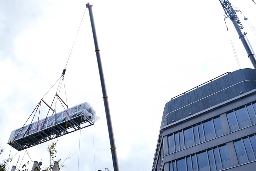 Powiększ obraz: Wymiana urządzeń klimatyzacyjnych przy użyciu żurawia na dachu Grunwaldzki Center.