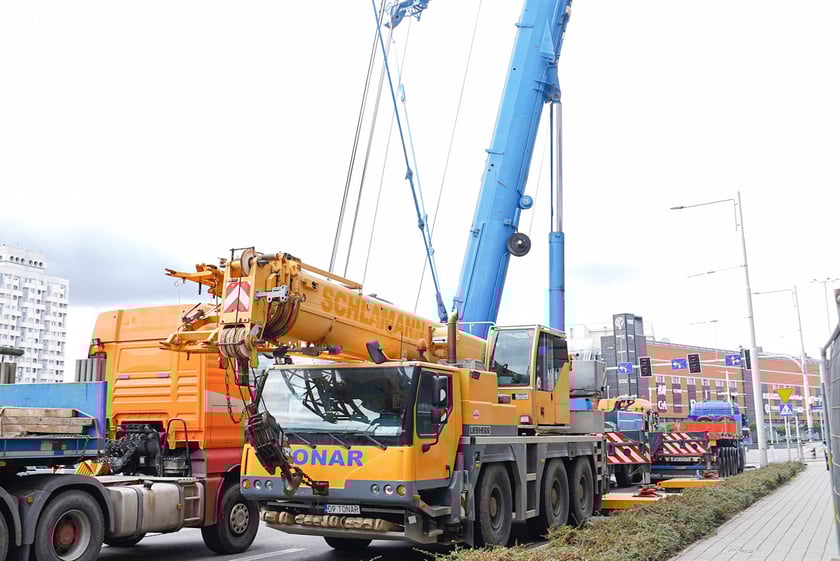 Powiększ obraz: Wymiana urządzeń klimatyzacyjnych przy użyciu żurawia na dachu Grunwaldzki Center.