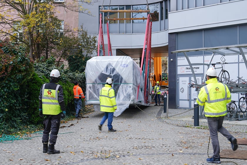 Powiększ obraz: Wymiana urządzeń klimatyzacyjnych przy użyciu żurawia na dachu Grunwaldzki Center.