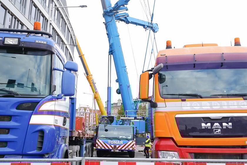 Powiększ obraz: Wymiana urządzeń klimatyzacyjnych przy użyciu żurawia na dachu Grunwaldzki Center.