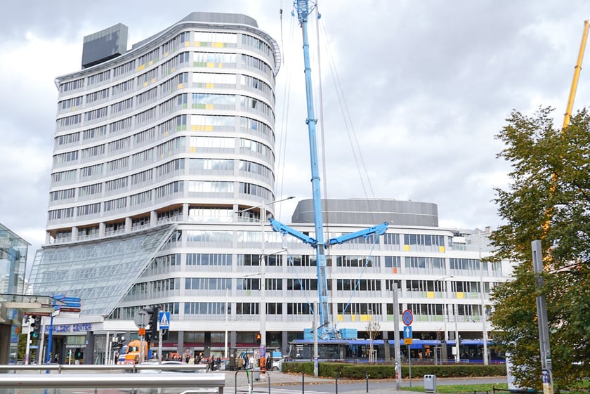 Powiększ obraz: Wymiana urządzeń klimatyzacyjnych przy użyciu żurawia na dachu Grunwaldzki Center.