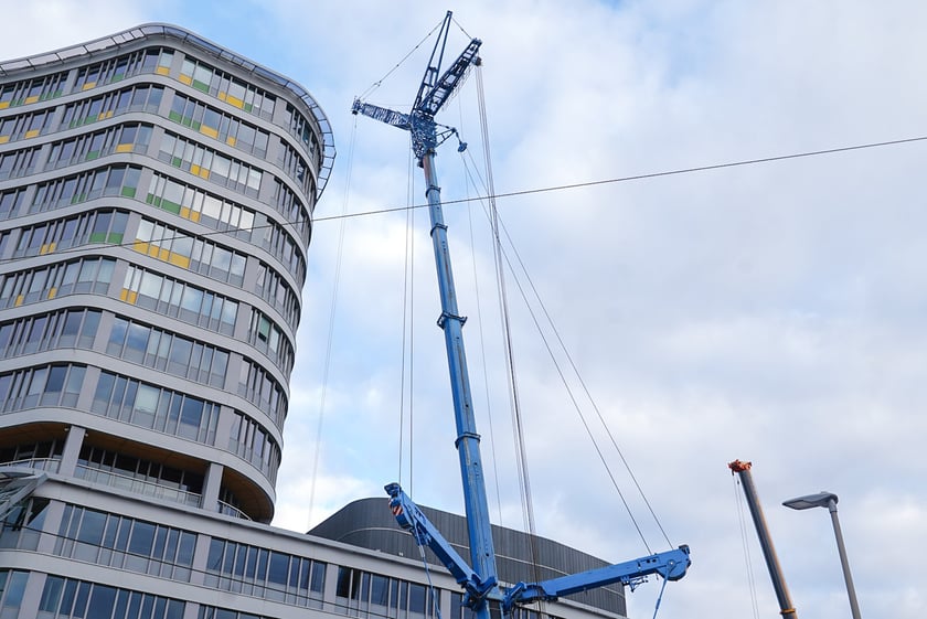 Powiększ obraz: Wymiana urządzeń klimatyzacyjnych przy użyciu żurawia na dachu Grunwaldzki Center.