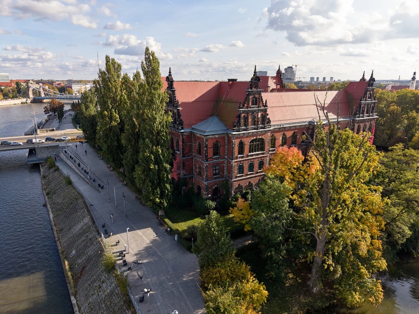 Budynek Muzeum Narodowego we Wrocławiu jesienią - październik 2025