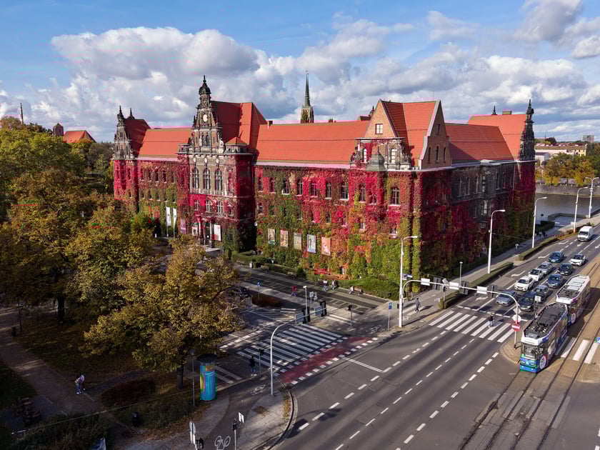 Budynek Muzeum Narodowego we Wrocławiu jesienią - październik 2025