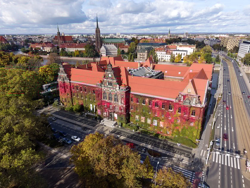 Budynek Muzeum Narodowego we Wrocławiu jesienią - październik 2025