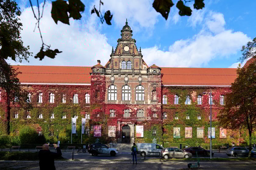 Budynek Muzeum Narodowego we Wrocławiu jesienią - październik 2025