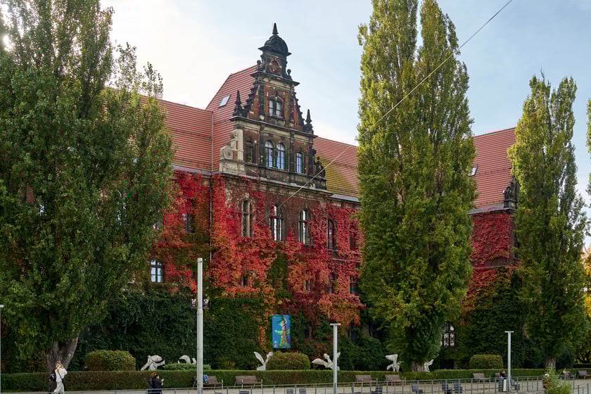 Budynek Muzeum Narodowego we Wrocławiu jesienią - październik 2025