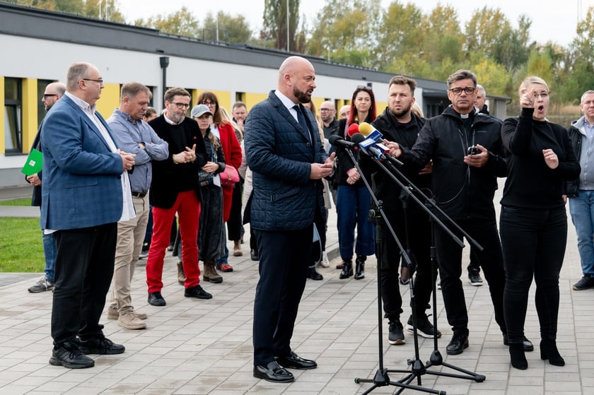 &ndash; Chciałbym podziękować poprzedniemu dyrektorowi Bartłomiejowi Świerczewskiemu, jak i obecnej dyrektor Departamentu Spraw Społecznych, Magdalenie Wdowiak-Urbańczyk &mdash; wymieniał prezydent Sutryk
