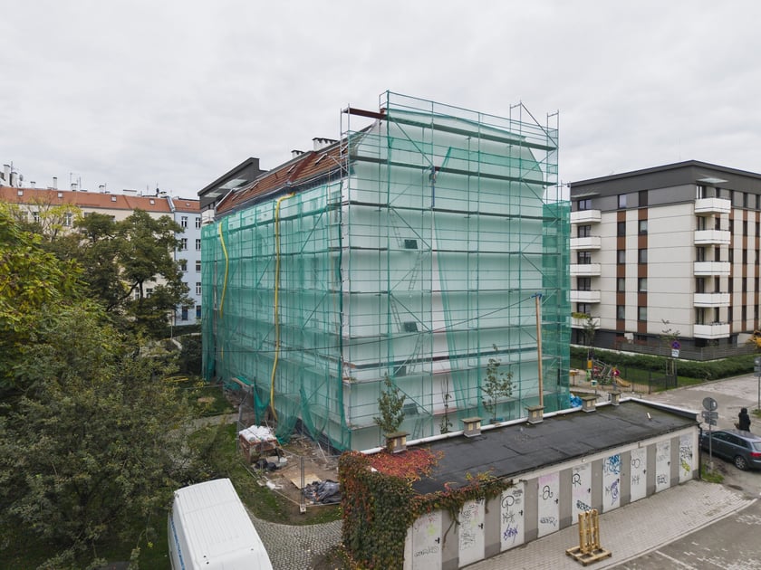 Prądzyńskiego 20a w trackie remontu elewacji, 24 października 2025